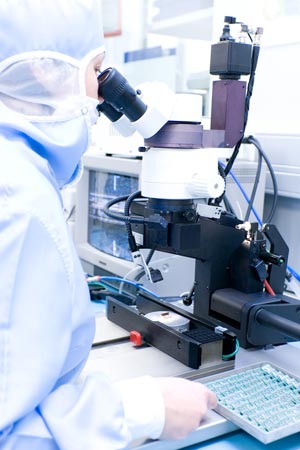 Medizintechnik: Untersuchung von Proben unter dem Mikroskop