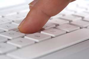Zeigefinger auf Tastatur