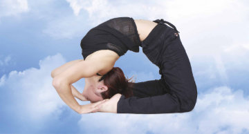 Frau in schwieriger Yogaposition, freigestellt, über Wolken schwebend