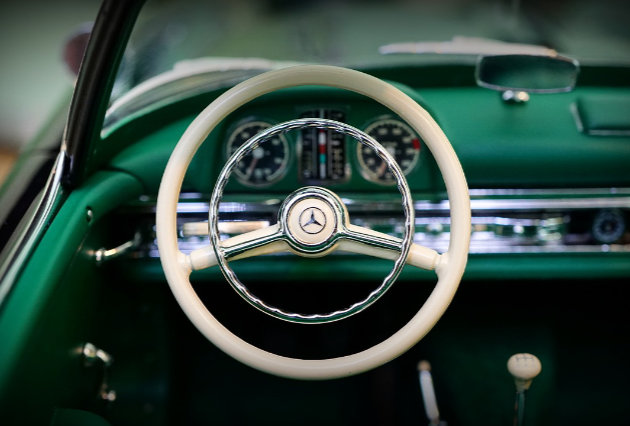 Lenkrad eines Mercedes-Oldtimers