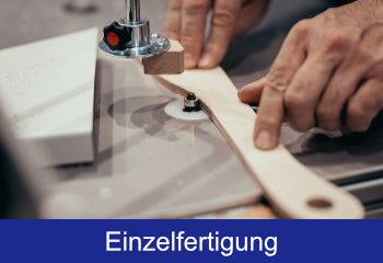Spezialanfertigung eines Holzteils mit einer Fräsmaschine.