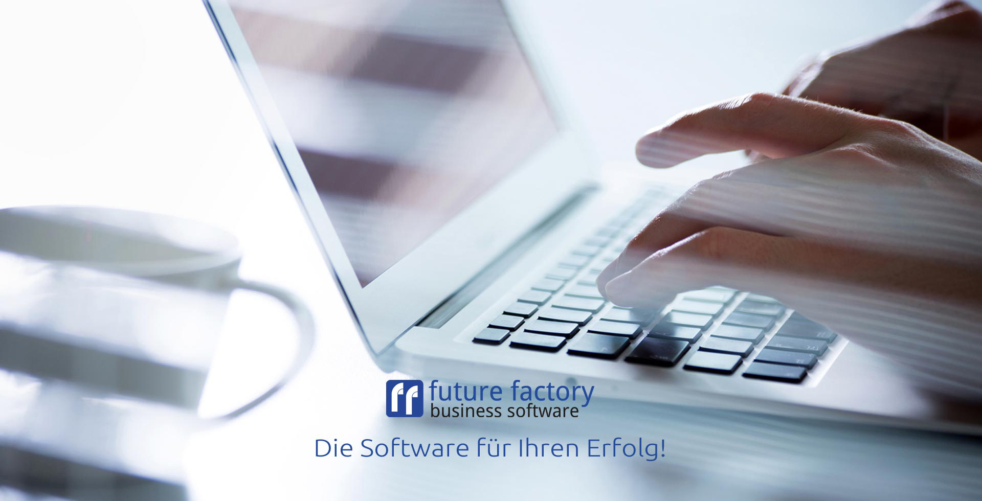 Laptop und Kaffeetasse